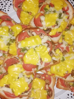 عکسی از دستور مینی پیتزا با نون تست 🥪🍕