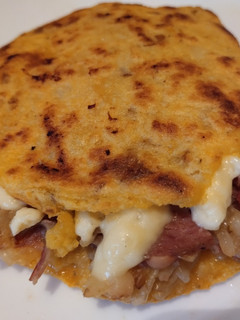 Una foto de Arepa🫓con🧀🍯chori-queso🥯🥓🧅