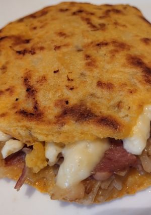 Una foto de Arepa🫓con🧀🍯chori-queso🥯🥓🧅