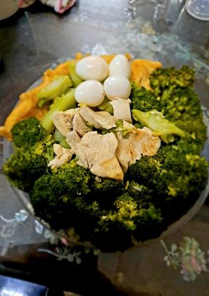 Hình của món Keto với súp lơ xanh.