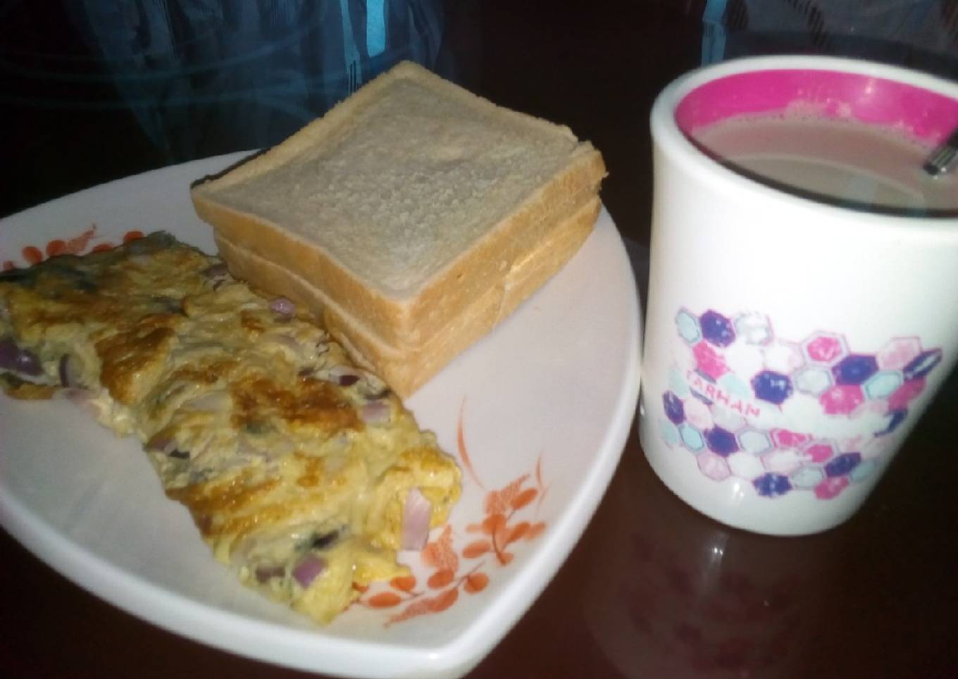 Fried egg with bread and tea