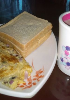 A picture of Fried egg with bread and tea.