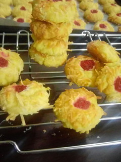 Foto resep Crunchy Strawberry cheese thumbprint cookies