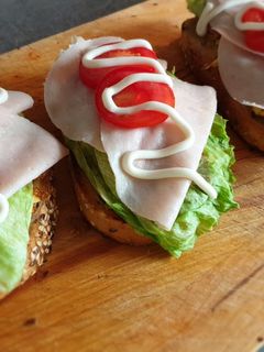 Szombat reggeli füstölt sajtos dupla húsos kétszersült szenya recept fotója