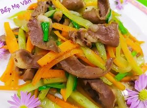 Hình của món Tim heo xào su su và cà rốt.