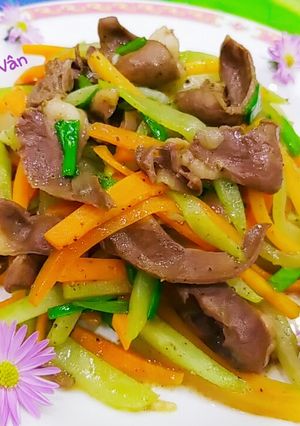 Hình của món Tim heo xào su su và cà rốt.