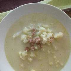 Una foto de Sopa blanca de coliflor