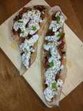 Coca con higos, tomate seco y burrata