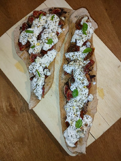 Una foto de Coca con higos, tomate seco y burrata