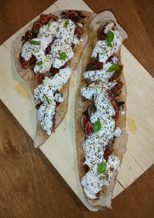 Una foto de Coca con higos, tomate seco y burrata