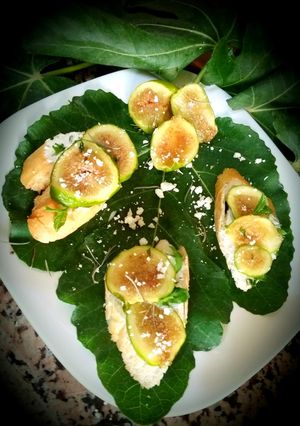 Une photo de Bruschetta des figues au fromage feta et au miel du figue