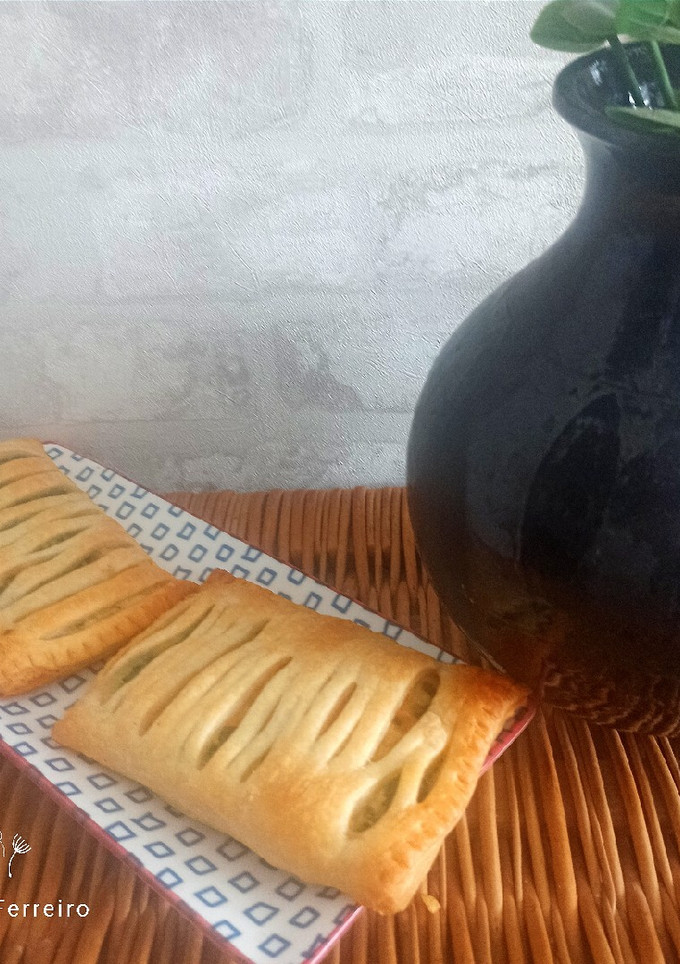 Una foto de Hojaldres de espinacas, pollo y queso
