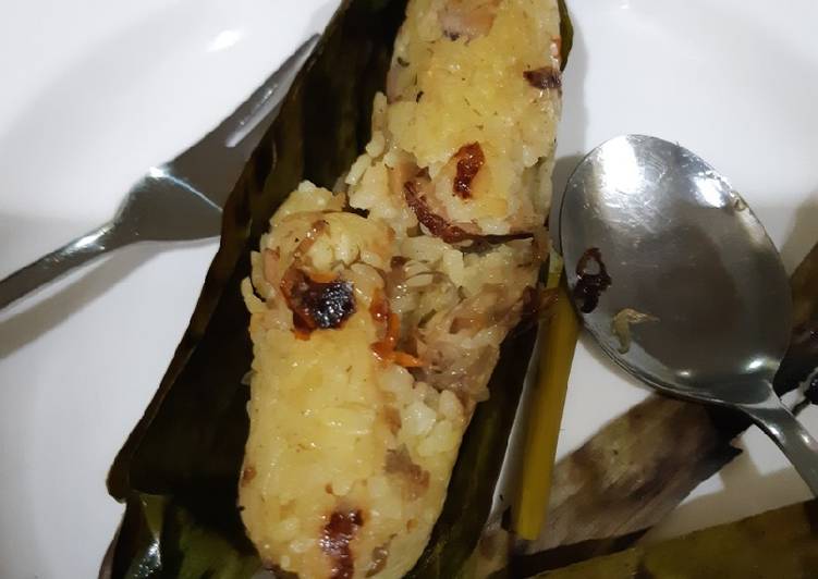 Nasi cumi daun pisang bakar