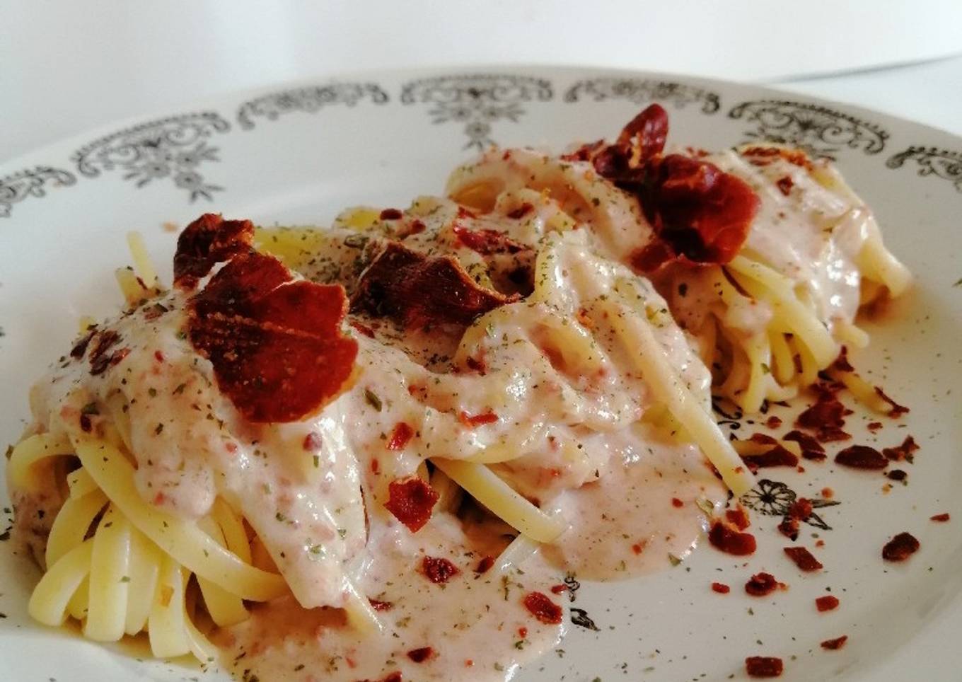 Spaghetti con foie gras y crujiente de jamón