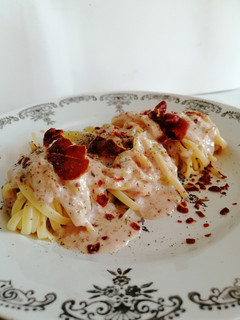 Una foto de Spaghetti con foie gras y crujiente de jamón