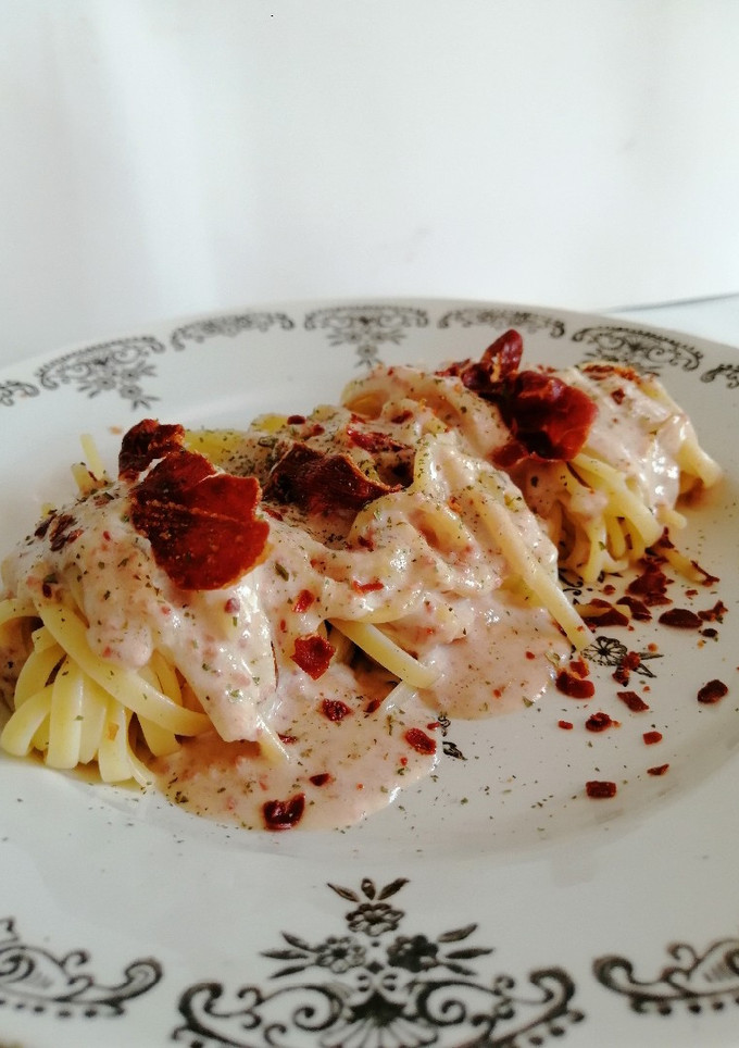 Una foto de Spaghetti con foie gras y crujiente de jamón