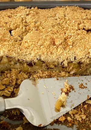 A picture of Apple Crumble Cake.