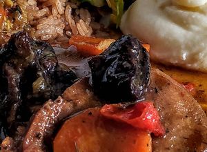 Una foto de PLATO🎉De Noche🥳Vieja...!