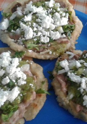Una foto de Sopes de frijoles estilo enojona