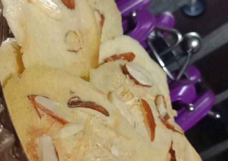 Bagaimana Menyiapkan Crispy Almond Cookies yang Enak