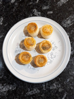 Una foto de Mini vol au vents rellenos de huevos de guala con especias