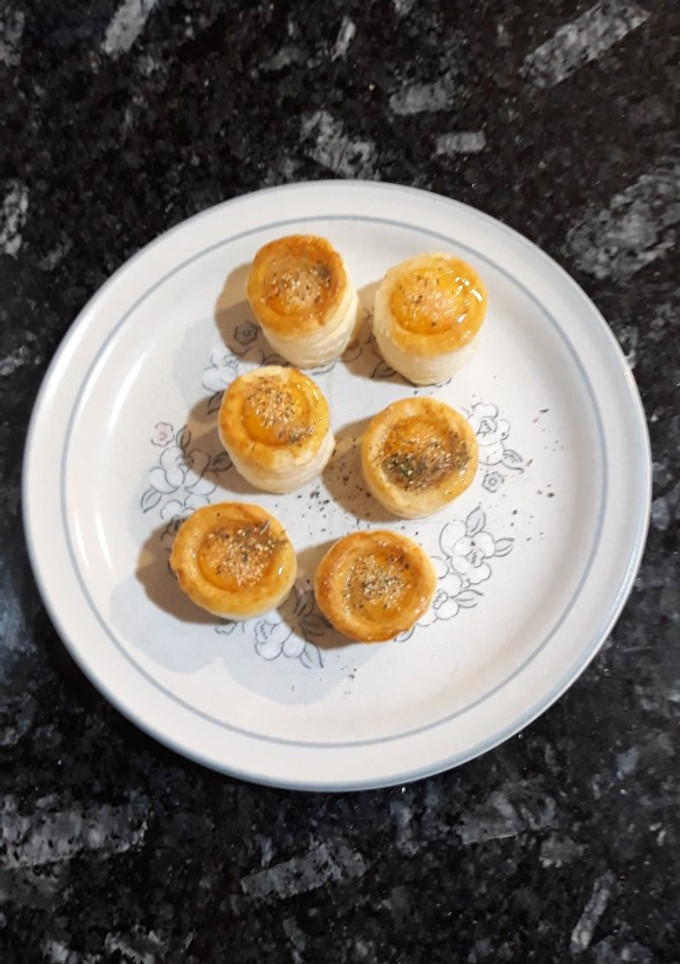 Una foto de Mini vol au vents rellenos de huevos de guala con especias