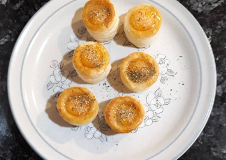 Mini vol au vents rellenos de huevos de guala con especias