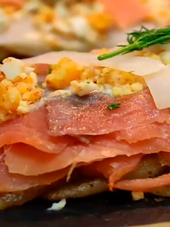 Una foto de Tostas de salmón y bacalao ahumados