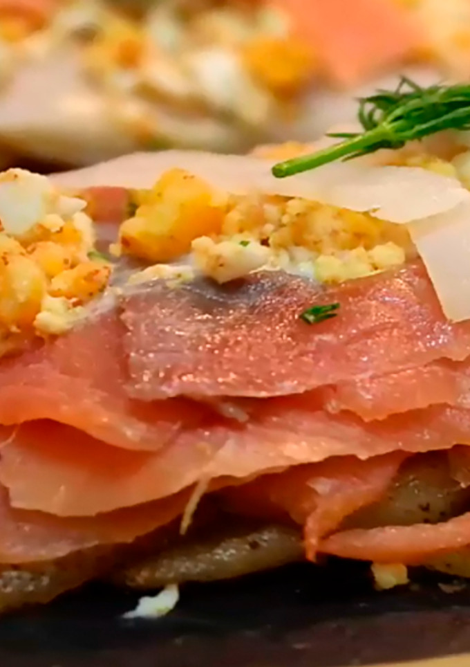 Una foto de Tostas de salmón y bacalao ahumados