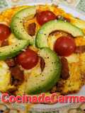 Tortilla abierta con quesos, sobrasada, cherrys y aguacate