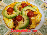 Tortilla abierta con quesos, sobrasada, cherrys y aguacate