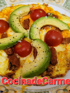 Una foto de Tortilla abierta con quesos, sobrasada, cherrys y aguacate