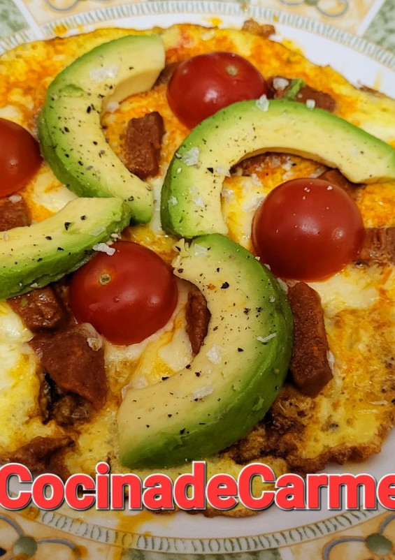 Una foto de Tortilla abierta con quesos, sobrasada, cherrys y aguacate