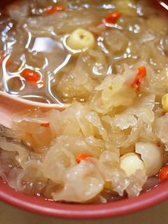 [電鍋低卡料理] 抗霧霾，養身銀耳蓮子湯 的食譜成品照片
