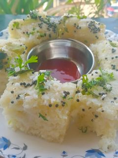 रवा ढोकळा (rava dhokla recipe in marathi) रेसिपी चे मुख्य फोटो 