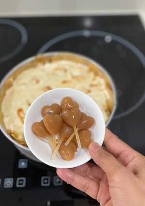 A picture of Caramel sauce.