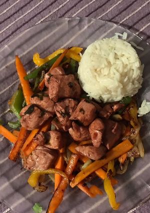 Una foto de Pollo sofrito en vino tinto en colchón de vegetales y timbal de arroz (sin sal)