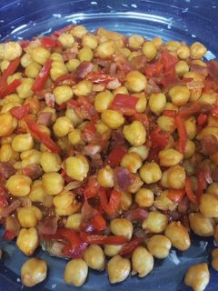 Una foto de Garbanzos con pimiento y jamón