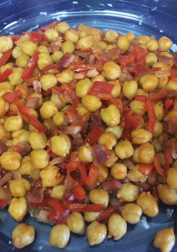Una foto de Garbanzos con pimiento y jamón