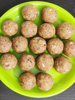 கோதுமை பேரிச்சம்பழ லட்டு (Wheat,Dates laddu recipe in tamil) செய்முறை முக்கிய புகைப்படம்