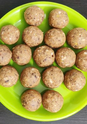 கோதுமை பேரிச்சம்பழ லட்டு (Wheat,Dates laddu recipe in tamil) செய்முறை முக்கிய புகைப்படம்