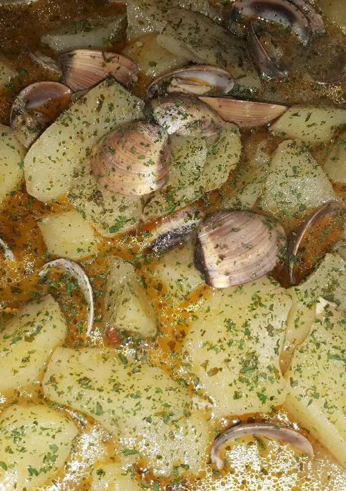 Una foto de Patatas con almejas