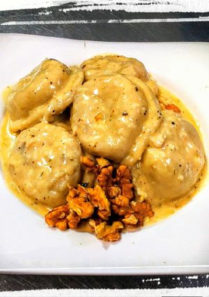 Una foto de Sorrentinos de Pollo Ricota y Nuez con Salsa de Ajo