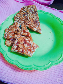 मूंगफली चिक्की (moongfali chikki reicpe in Hindi) रेसिपी मुख्य फोटो