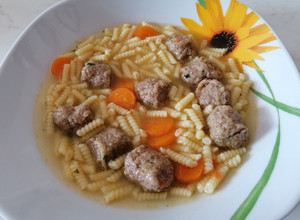 Májgombóc leves csigatésztával (mirelit májgombócból) recept fotója