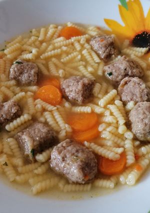 Májgombóc leves csigatésztával (mirelit májgombócból) recept fotója