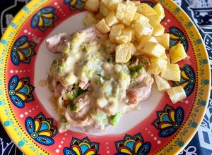 Una foto de Muslitos de pollo deshuesado con salsa de puerros