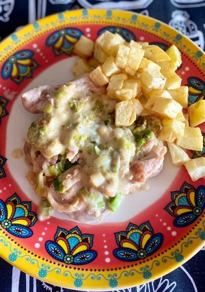Una foto de Muslitos de pollo deshuesado con salsa de puerros