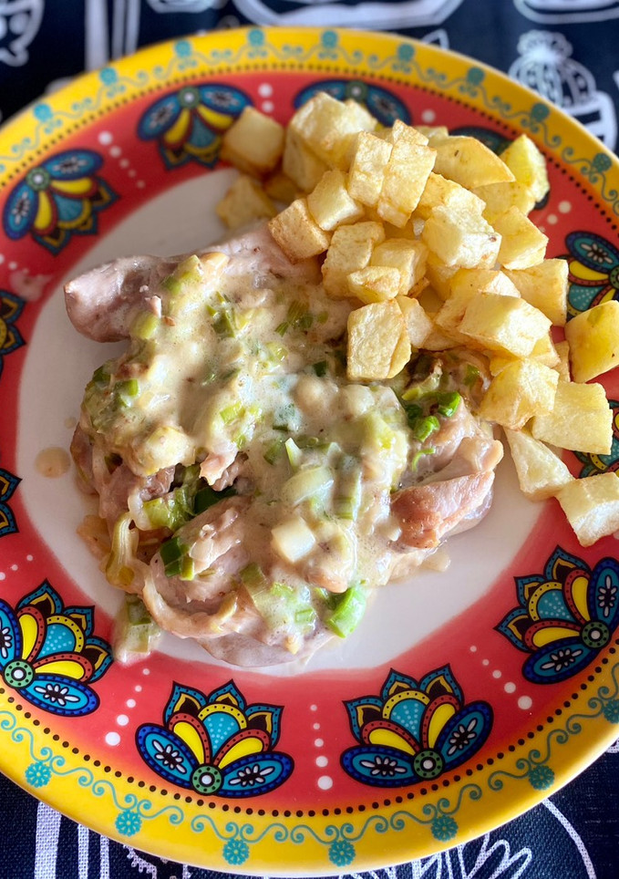 Una foto de Muslitos de pollo deshuesado con salsa de puerros