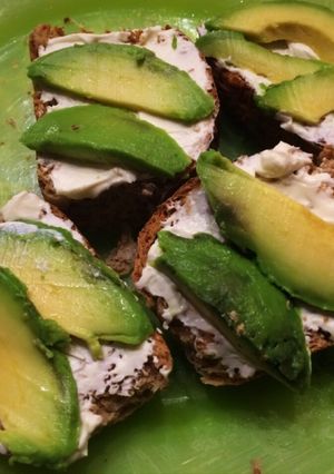 Una foto de Avocado toast o tostadas con palta